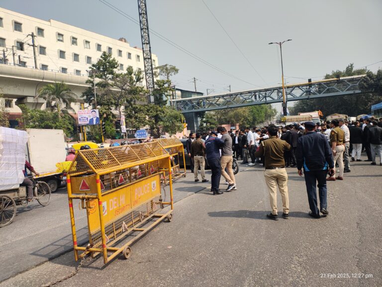 वकील संशोधन अधिनियम 2025 के विरोध में तीस हजारी कोर्ट के बाहर वकीलों ने चक्का जाम किया