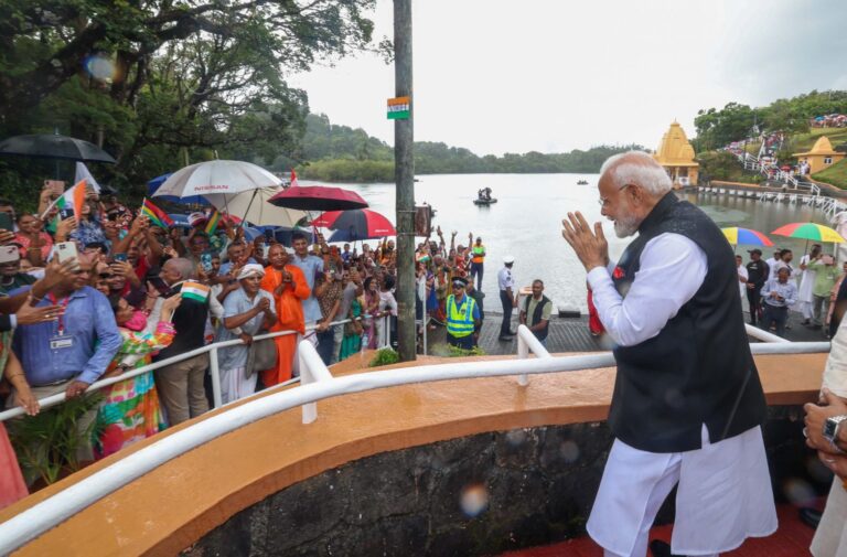मॉरीशस में पीएम मोदी के दीदार को उमड़ी भीड़, किसी के हाथ में तिरंगा तो किसी के हाथ में मॉरीशस का झंडा