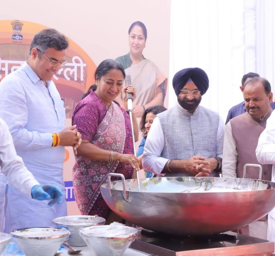 मुख्यमंत्री रेखा गुप्ता, मंत्रियों संग खीर सेरेमनी