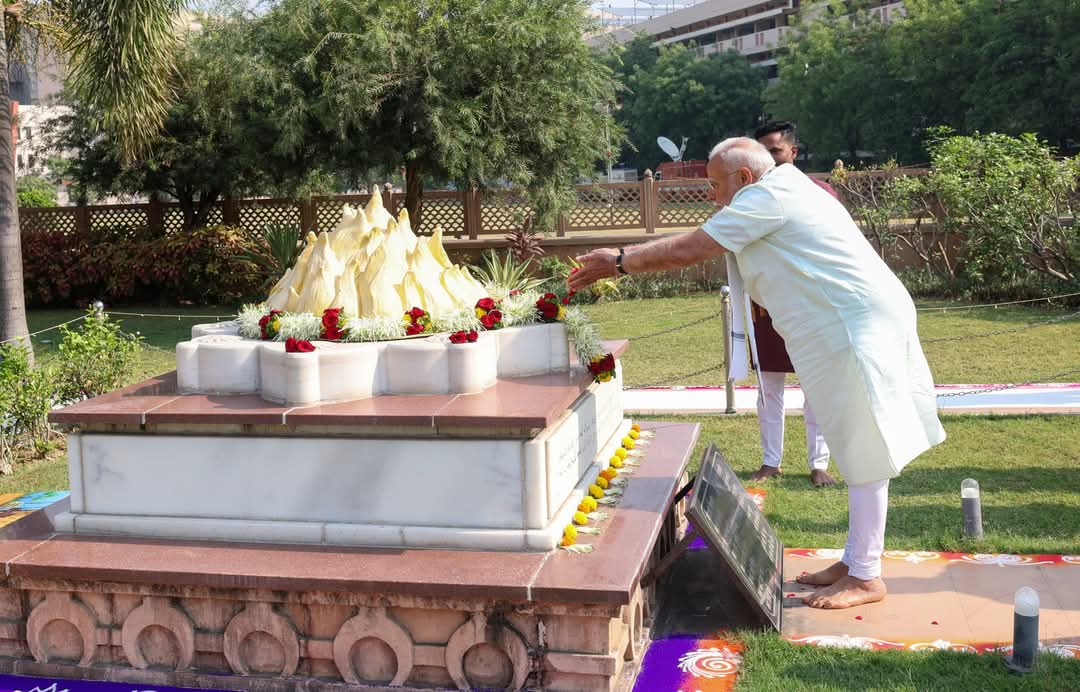 नरेंद्र मोदी ने नागपुर में डॉ. केशव बलिराम हेडगेवार को अर्पित की श्रद्धांजलि