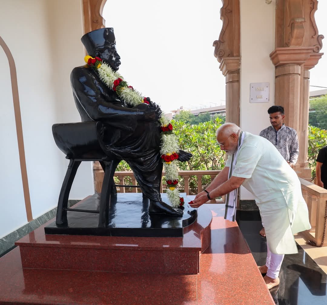नरेंद्र मोदी ने नागपुर में डॉ. केशव बलिराम हेडगेवार को अर्पित की श्रद्धांजलि