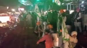 किसानों ने मानावाला टोल प्लाजा को बंद कर दिया