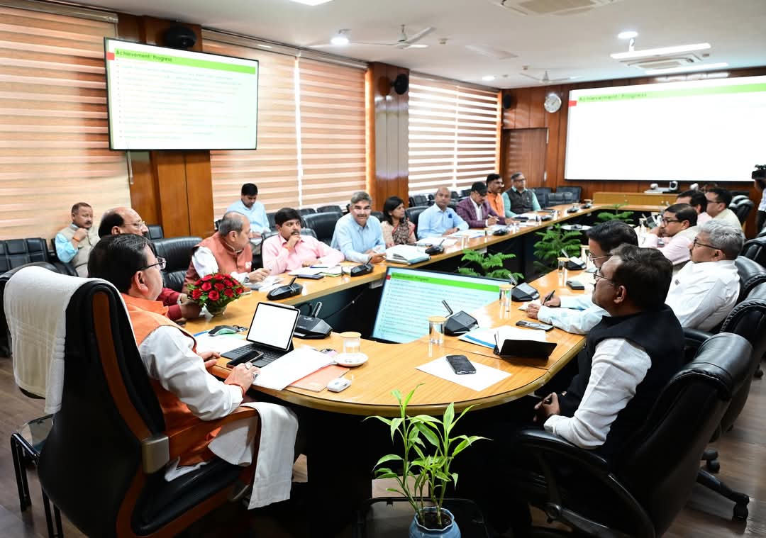 उत्तराखंड सीएम पुष्कर सिंह धामी ने वन और ऊर्जा विभाग की योजनाओं की समीक्षा की