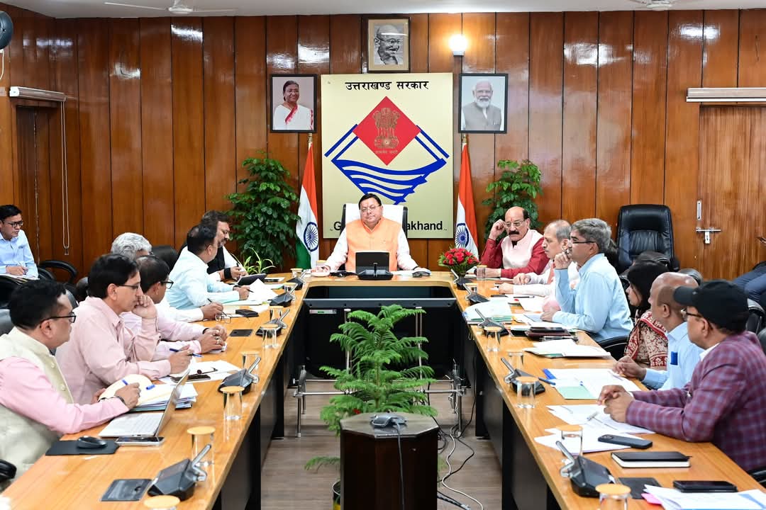 उत्तराखंड सीएम पुष्कर सिंह धामी ने वन और ऊर्जा विभाग की योजनाओं की समीक्षा की