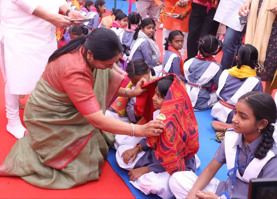 दिल्ली की मुख्यमंत्री रेखा गुप्ता ने अष्टमी पर किया कन्या पूजन