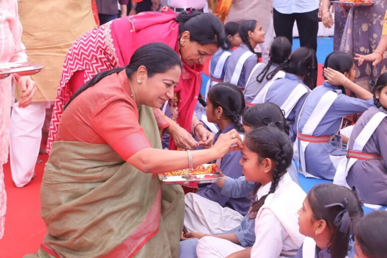 दिल्ली की मुख्यमंत्री रेखा गुप्ता ने अष्टमी पर किया कन्या पूजन,