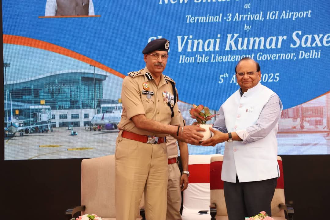 दिल्ली के गवर्नर विनय कुमार सक्सेना ने IGI एयरपोर्ट के टर्मिनल-3 पर अत्याधुनिक स्मार्ट पुलिस बूथ का उद्घाटन किया