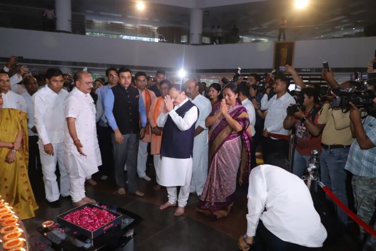 बाबा साहेब अंबेडकर की जयंती की पूर्व संध्या पर दिल्ली के अंबेडकर इंटरनेशनल सेंटर में पुष्पांजलि कार्यक्रम आयोजित
