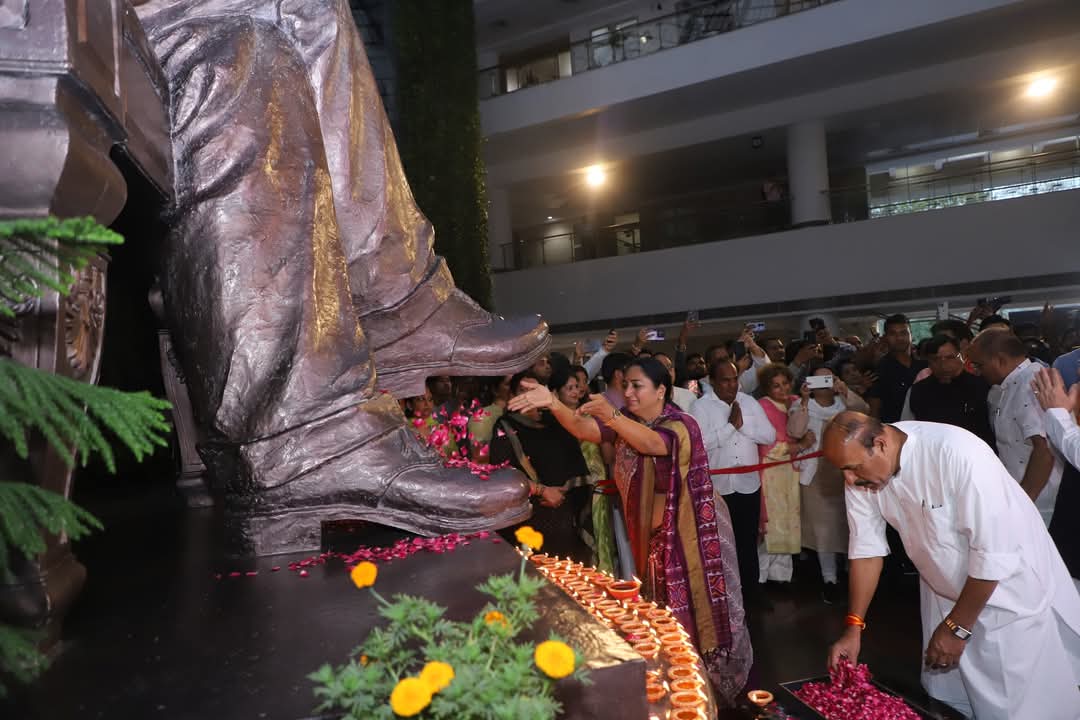 बाबा साहेब अंबेडकर की जयंती की पूर्व संध्या पर दिल्ली के अंबेडकर इंटरनेशनल सेंटर में पुष्पांजलि कार्यक्रम आयोजित