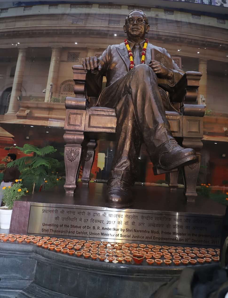 बाबा साहेब अंबेडकर की जयंती की पूर्व संध्या पर दिल्ली के अंबेडकर इंटरनेशनल सेंटर में पुष्पांजलि कार्यक्रम आयोजित