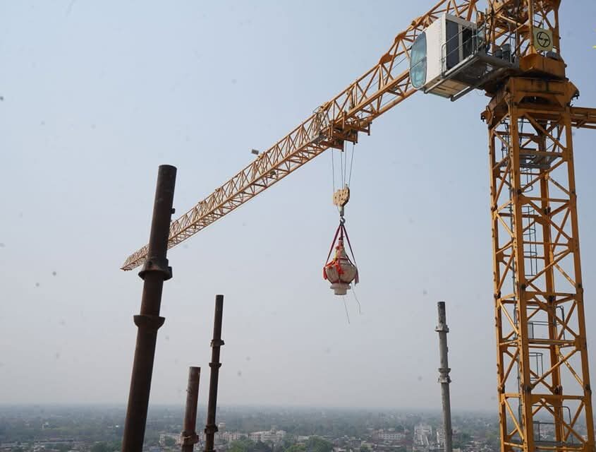 अयोध्या राम मंदिर के गर्भगृह के मुख्य शिखर पर हुआ कलश स्थापना का कार्य, वैदिक मंत्रोच्चार के बीच हुआ पूजन