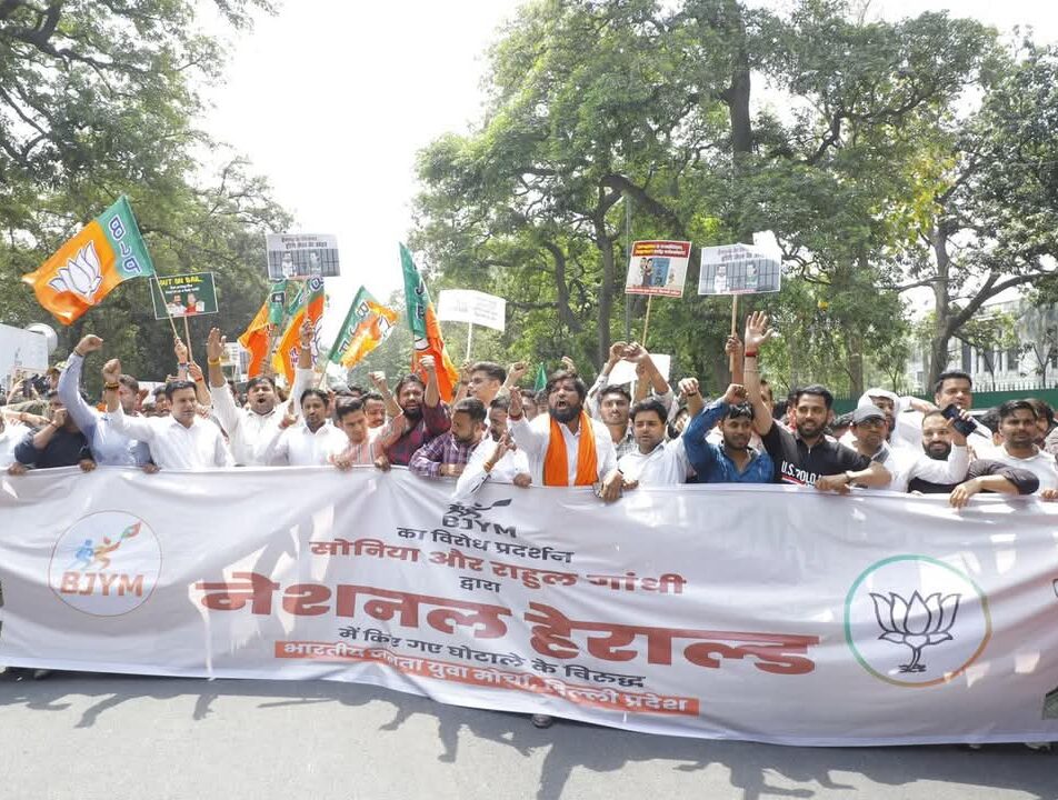 नेशनल हेराल्ड घोटाले के खिलाफ युवा मोर्चा का प्रदर्शन, वीरेंद्र सचदेवा ने उठाई गांधी परिवार पर कार्रवाई की मांग