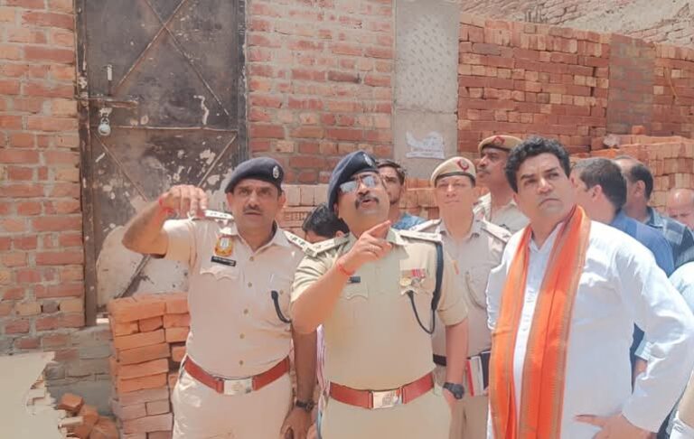 मुस्तफाबाद में गिरी अवैध इमारत ने खोली नगर निगम की पोल, कपिल मिश्रा ने केजरीवाल सरकार पर बोला हमला