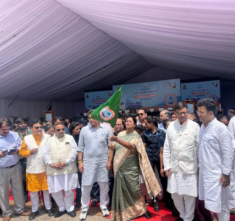 दिल्ली को जल संकट से राहत: मुख्यमंत्री रेखा गुप्ता और जल मंत्री प्रवेश साहिब सिंह ने शुरू की 1,111 जल टैंकर सेवा