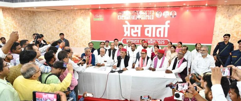 प्रयागराज पर अखिलेश यादव का हमला: “महाकुंभ बना मिसमैनेजमेंट की मिसाल”