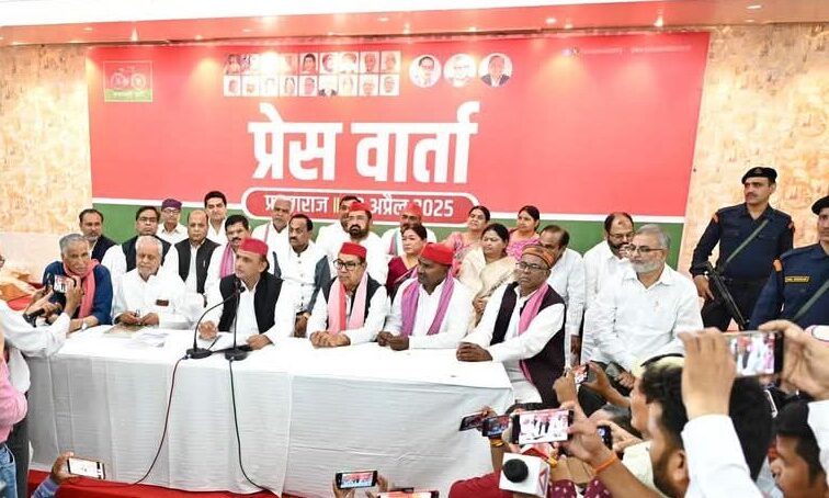 प्रयागराज पर अखिलेश यादव का हमला: “महाकुंभ बना मिसमैनेजमेंट की मिसाल”