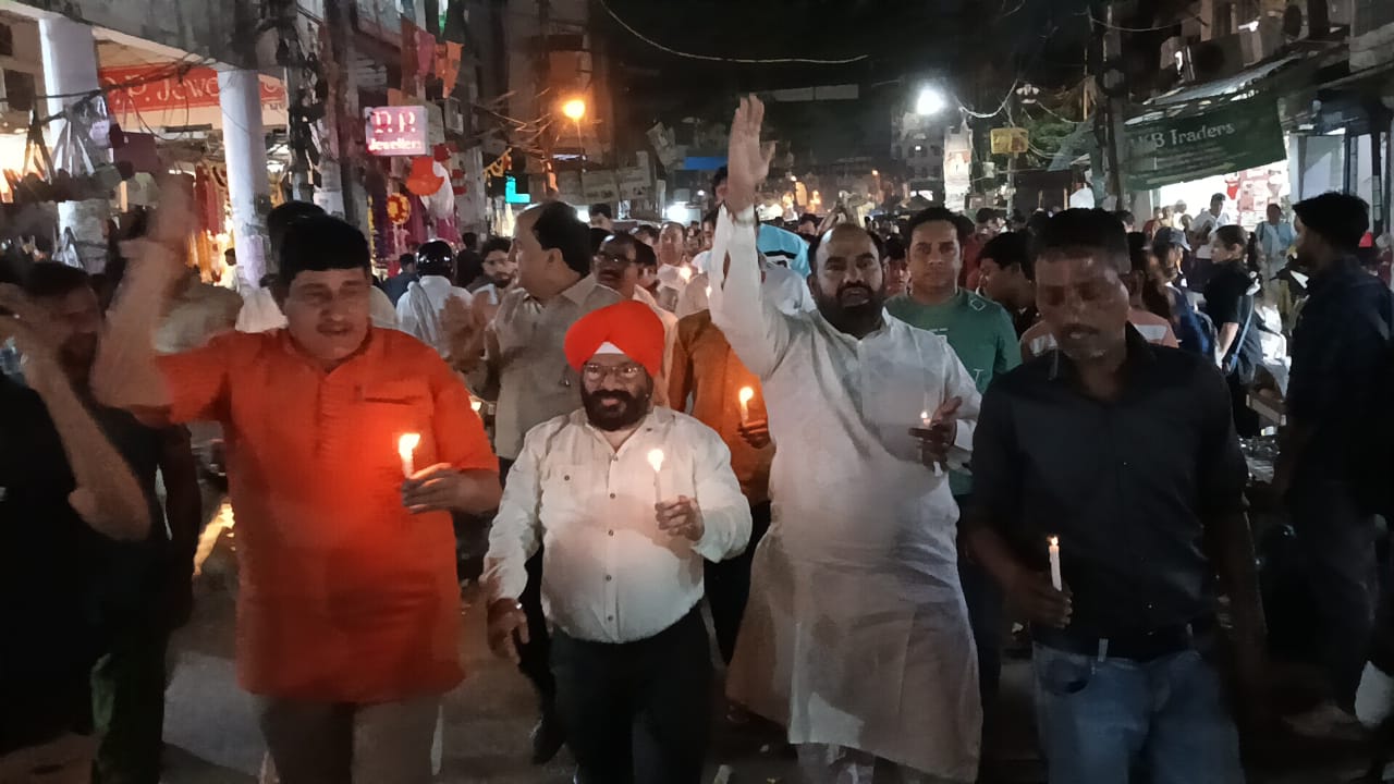 सदर बाजार में कैंडल मार्च – 25 अप्रैल को दिल्ली बंद का ऐलान,