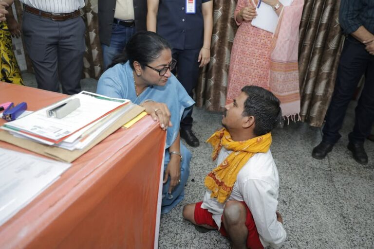 दिल्ली की CM ने जमीन पर बैठकर की जनसुनवाई, दिव्यांग नागरिक की सुनी फरियाद,