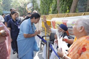 दिल्ली की CM ने जमीन पर बैठकर की जनसुनवाई, दिव्यांग नागरिक की सुनी फरियाद, 