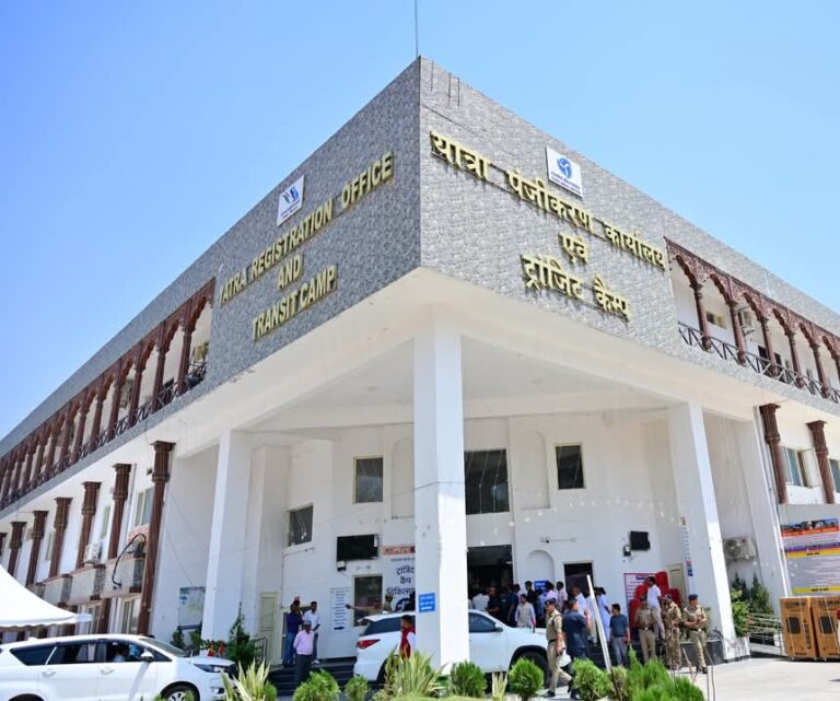 चारधाम यात्रा व्यवस्थाओं की ली समीक्षा, मुख्यमंत्री पुष्कर सिंह धामी ने किया ट्रांजिट कैंप का औचक निरीक्षण