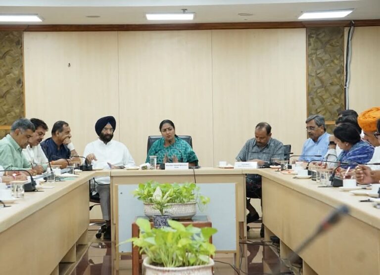 दिल्ली में वरिष्ठ नागरिकों के लिए 'वय वंदना योजना' की शुरुआत, मुख्यमंत्री रेखा गुप्ता ने की बड़ी घोषणा