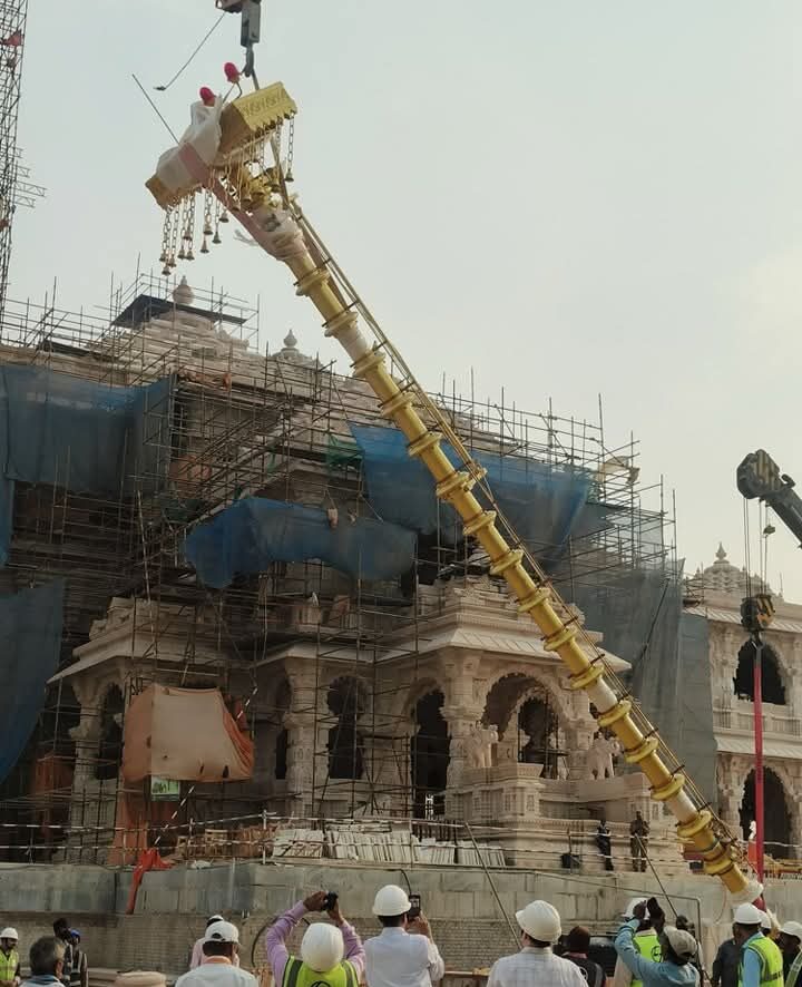 अयोध्या में श्रीराम जन्मभूमि मंदिर के मुख्य शिखर पर ध्वज दण्ड स्थापित
