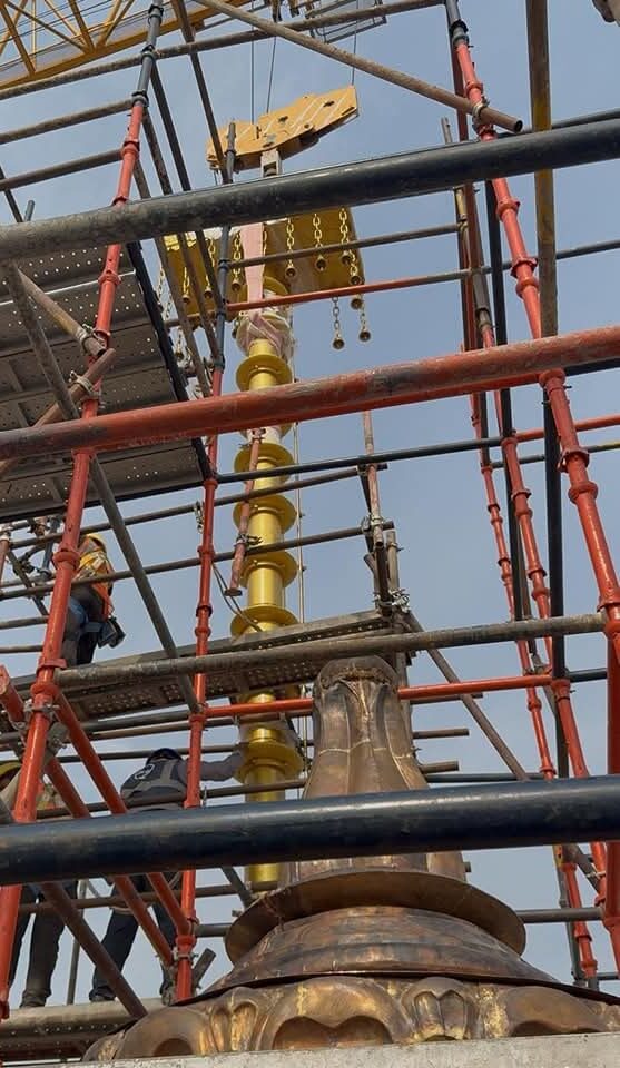 अयोध्या में श्रीराम जन्मभूमि मंदिर के मुख्य शिखर पर ध्वज दण्ड स्थापित
