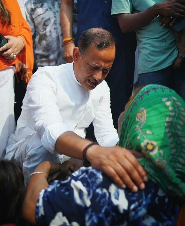 बवाना क्षेत्र की झुग्गियों में हाल ही में लगी भीषण आग के बाद आज सांसद श्री योगेंद्र चांदोलिया और दिल्ली सरकार के मंत्री श्री रविंद्र इंद्राज सिंह बवाना ने घटनास्थल का दौरा किया।