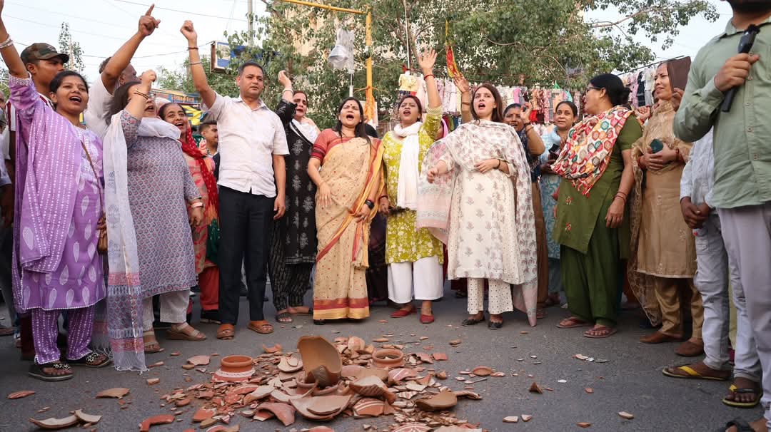AAP का मटका फोड़ प्रदर्शन, BJP सरकार पर साधा निशाना