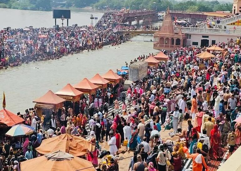 हरिद्वार में गंगा स्नान के लिए उमड़ा श्रद्धालुओं का जनसैलाब ; बुद्ध पूर्णिमा 2025 पर