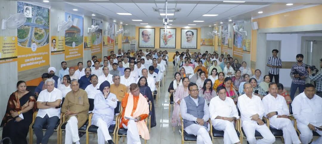 दिल्ली बीजेपी कार्यालय में आयोजित हुई महत्वपूर्ण संगठनात्मक बैठक, वीरेंद्र सचदेवा ने किया नेतृत्व
