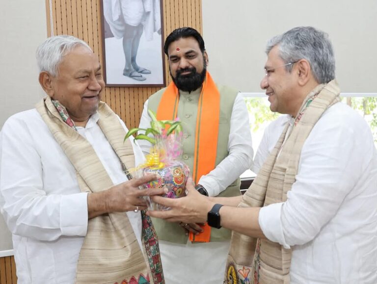 नीतीश कुमार से केंद्रीय मंत्रियों अश्विनी वैष्णव ने की शिष्टाचार भेंट