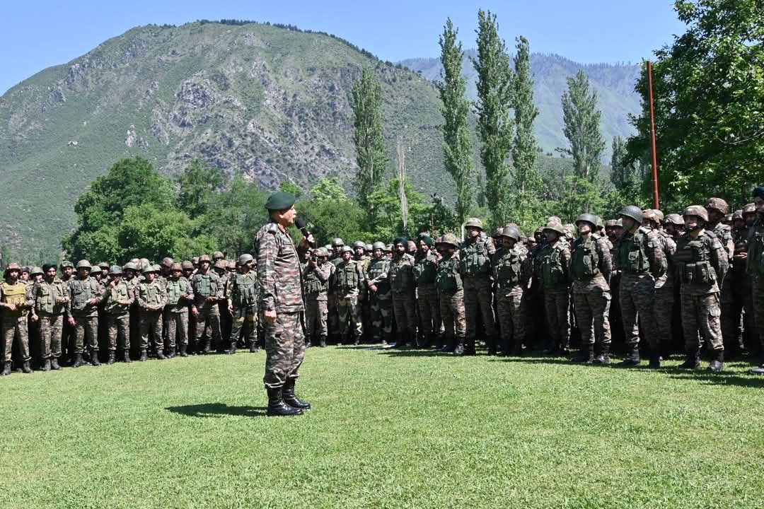 सेना प्रमुख जनरल उपेंद्र द्विवेदी का अग्रिम चौकियों का दौरा, ऑपरेशन सिंदूर में उत्कृष्ट प्रदर्शन के लिए जवानों को सराहा