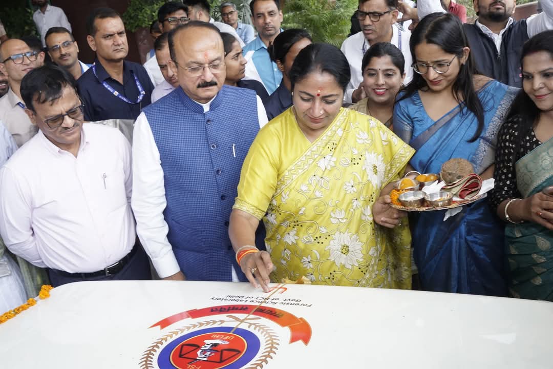 मुख्यमंत्री रेखा गुप्ता ने मोबाइल फोरेंसिक साइंस लैब वैन को दिखाई हरी झंडी