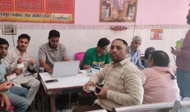 आयुष्मान कार्ड शिविर: आज़ाद मार्केट में बुजुर्गों के लिए जीवनरक्षक पहल”