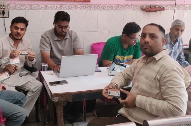 आयुष्मान कार्ड शिविर: आज़ाद मार्केट में बुजुर्गों के लिए जीवनरक्षक पहल”