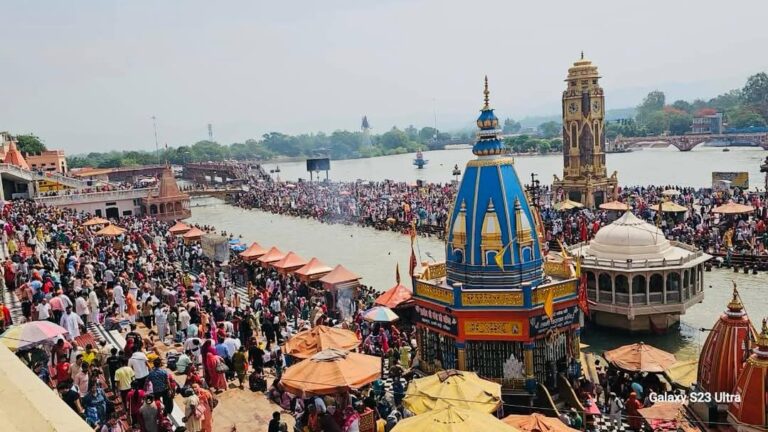 हरिद्वार में गंगा स्नान के लिए उमड़ा श्रद्धालुओं का जनसैलाब ; बुद्ध पूर्णिमा 2025 पर
