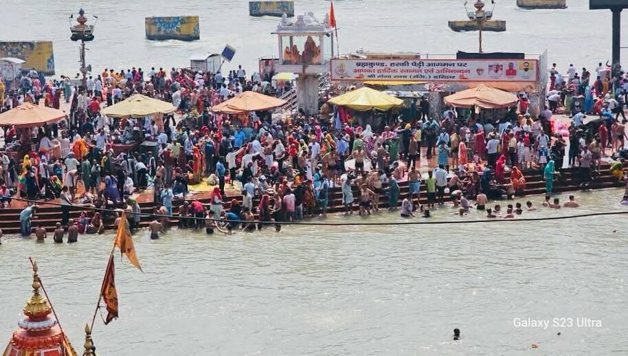 हरिद्वार में गंगा स्नान के लिए उमड़ा श्रद्धालुओं का जनसैलाब ; बुद्ध पूर्णिमा 2025 पर