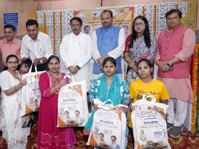 शकरपुर में केंद्रीय राज्य मंत्री हर्ष मल्होत्रा ने वितरित कीं 300 पोषण किटें