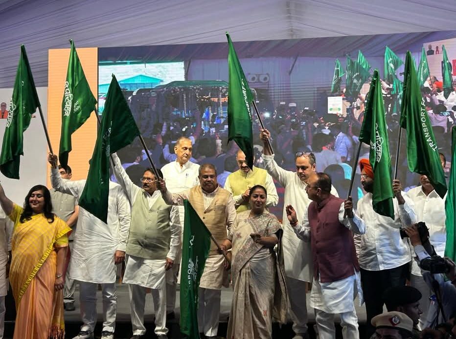 D.EV.i बस सेवा का किया शुभारंभ, दिल्ली में हरित परिवहन का नया युग: मुख्यमंत्री