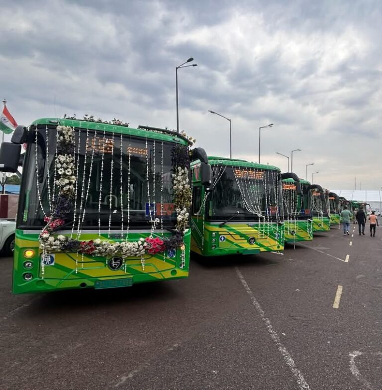 D.EV.i बस सेवा का किया शुभारंभ, दिल्ली में हरित परिवहन का नया युग: मुख्यमंत्री
