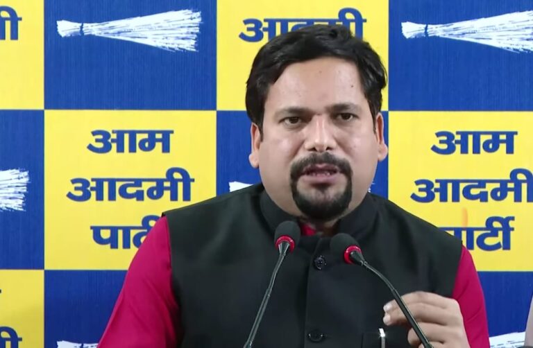 AAP का BJP पर हमला: 'चार इंजन की खटारा सरकार से डूबी दिल्ली'