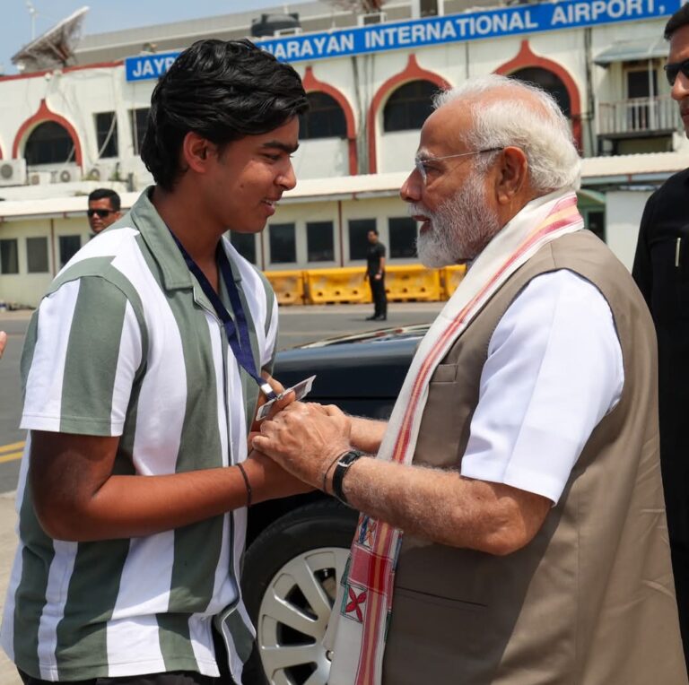 पीएम मोदी ने पटना एयरपोर्ट पर मुलाकात की युवा क्रिकेटर वैभव सूर्यवंशी से, दी भविष्य के लिए शुभकामनाएं