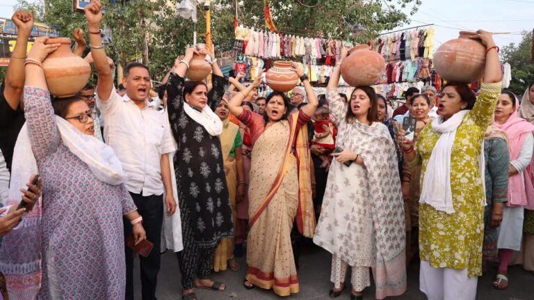 AAP का मटका फोड़ प्रदर्शन, BJP सरकार पर साधा निशाना