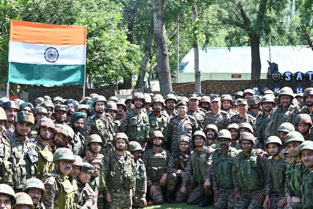 सेना प्रमुख जनरल उपेंद्र द्विवेदी का अग्रिम चौकियों का दौरा, ऑपरेशन सिंदूर में उत्कृष्ट प्रदर्शन के लिए जवानों को सराहा