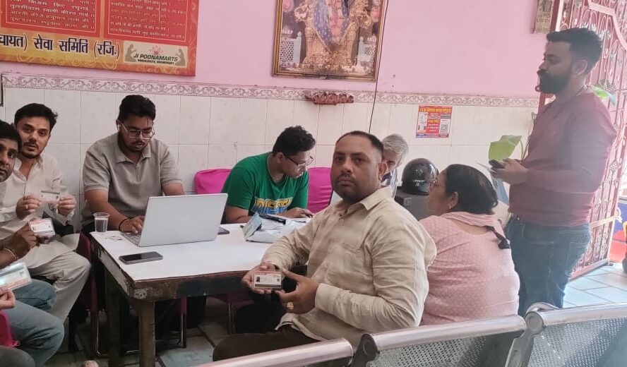 आयुष्मान कार्ड शिविर: आज़ाद मार्केट में बुजुर्गों के लिए जीवनरक्षक पहल”