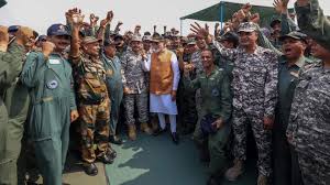 प्रधानमंत्री नरेंद्र मोदी ने अडमपुर एयरफोर्स स्टेशन का दौरा किया, वीर जवानों से की मुलाकात