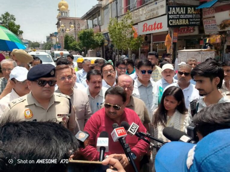 चांदनी चौक से सदर बाजार तक सांसद प्रवीण खंडेलवाल का निरीक्षण दौरा: जन समस्याओं के समाधान को लेकर अधिकारियों को दिए सख्त निर्देश