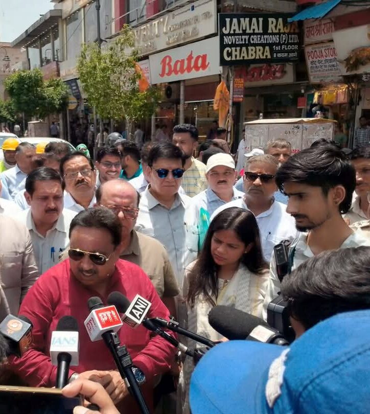 चांदनी चौक से सदर बाजार तक सांसद प्रवीण खंडेलवाल का निरीक्षण दौरा: जन समस्याओं के समाधान को लेकर अधिकारियों को दिए सख्त निर्देश