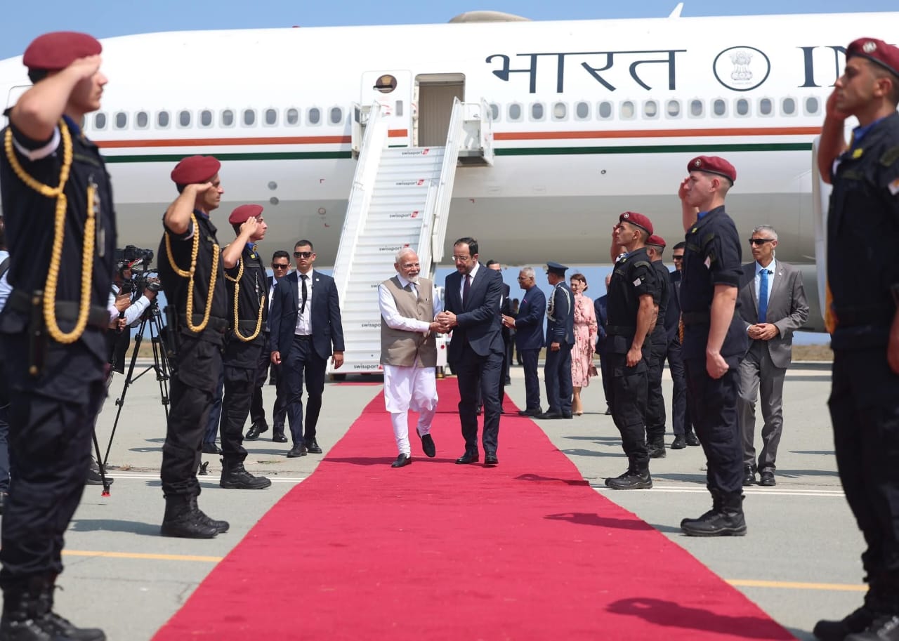 PM: नरेंद्र मोदी पहुंचे साइप्रस, राष्ट्रपति ने एयरपोर्ट पर किया आत्मीय स्वागत